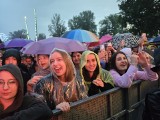 Ruszyły Dni Głogowa 2024. Koncerty w strugach deszczu, ale ludzi nie brakuje. ZDJĘCIA