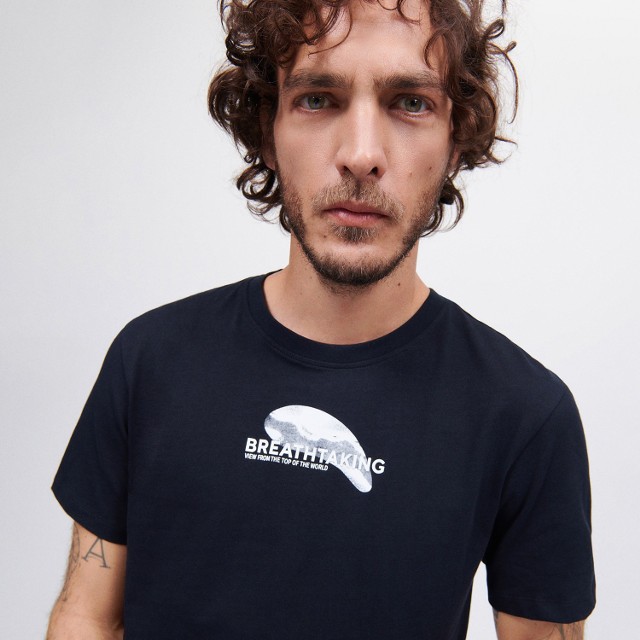 Reserved - T-shirt regular z minimalistycznym nadrukiem - Czarny