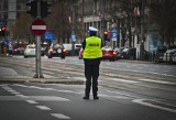 Kodeks drogowy 2024. Czy policjant musi pokazać legitymację podczas kontroli?