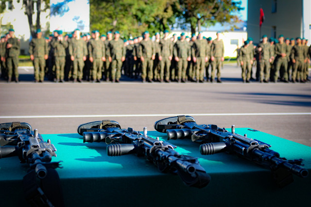 Wakacje z wojskiem. Uroczyste wręczenie broni żołnierzom DZSW w 18. Białostockim Pułku Rozpoznawczym 