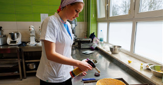 Sernik czy mazurek? Uczniowie Gastronomika wzięli udział w słodkiej rywalizacji