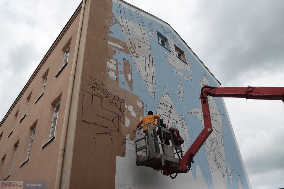 Tak przebiegają prace przy muralu przy ul. Bulwary 22 we...