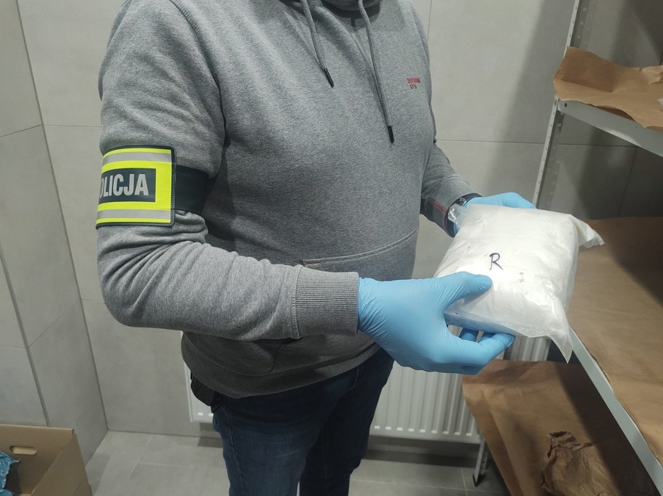Policja z Rypina zatrzymała 42-latka. Mężczyzna przewoził w aucie dwa kilogramy narkotyków