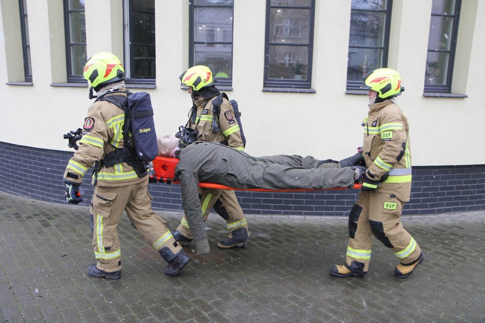 Ewakuowanej "osobie" strażacy udzielili pierwszej pomocy