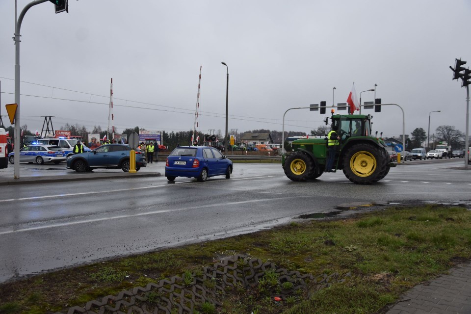 Protest rolników na skrzyżowaniu drogi wojewódzkiej i drogi...