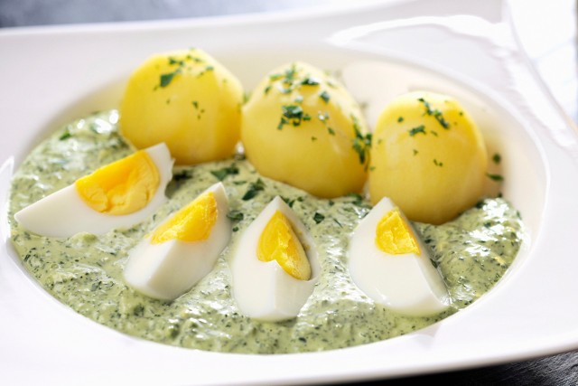 Jajka w sosie chrzanowym z ziemniakami to tani i szybki sposób na obiad.