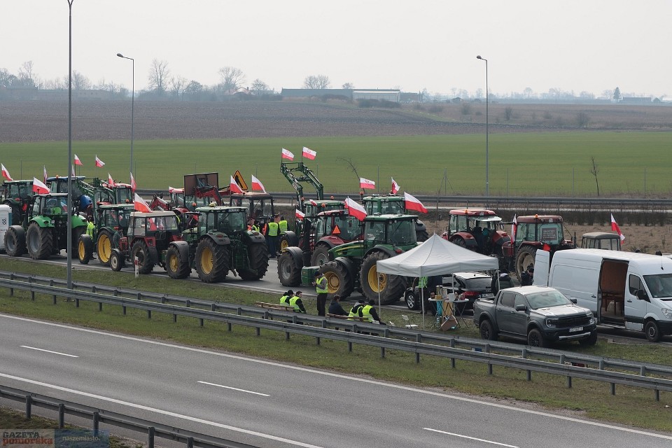 Tak przebiega protest rolników na autostradzie A1 w...