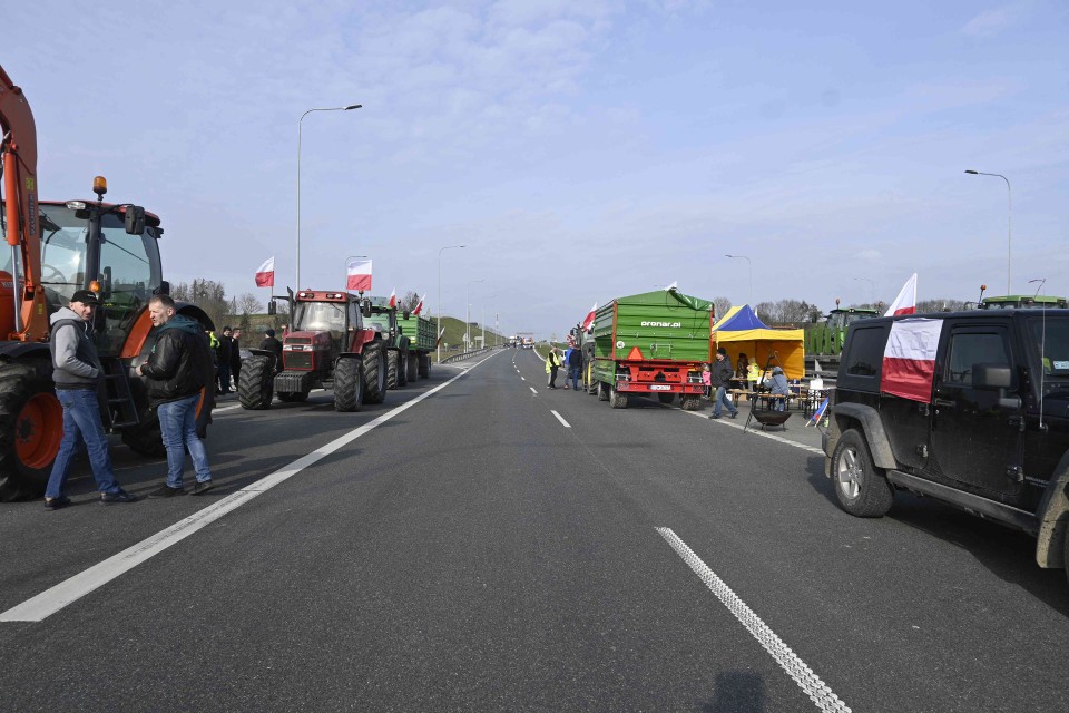 Protestujący rolnicy zablokowali 20 marca drogę ekspresową...