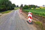 Ruszyły prace przy budowie chodnika w Mokronosach, gmina Damasławek. 