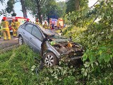 Wypadek w Ryńsku pod Wąbrzeźnem. Szarża 18-latki skończyła się na drzewie. Czworo nastolatków w szpitalu. "To cud, że żyją". Zdjęcia