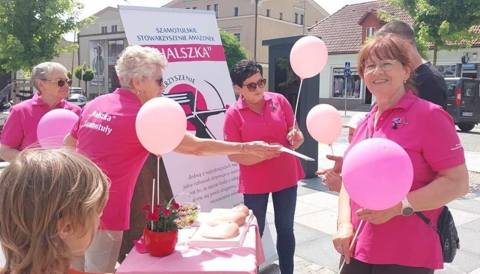 Akcja "Badamy nie tylko Mamy!" na Rynku. Szamotulskie Amazonki edukowały o profilaktyce raka piersi
