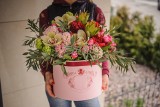 Flower box – piękna kompozycja kwiatów w pudełku. Prezent, który zachwyci każdego. Sprawdź, jakie są rodzaje flower boxów i ile kosztują