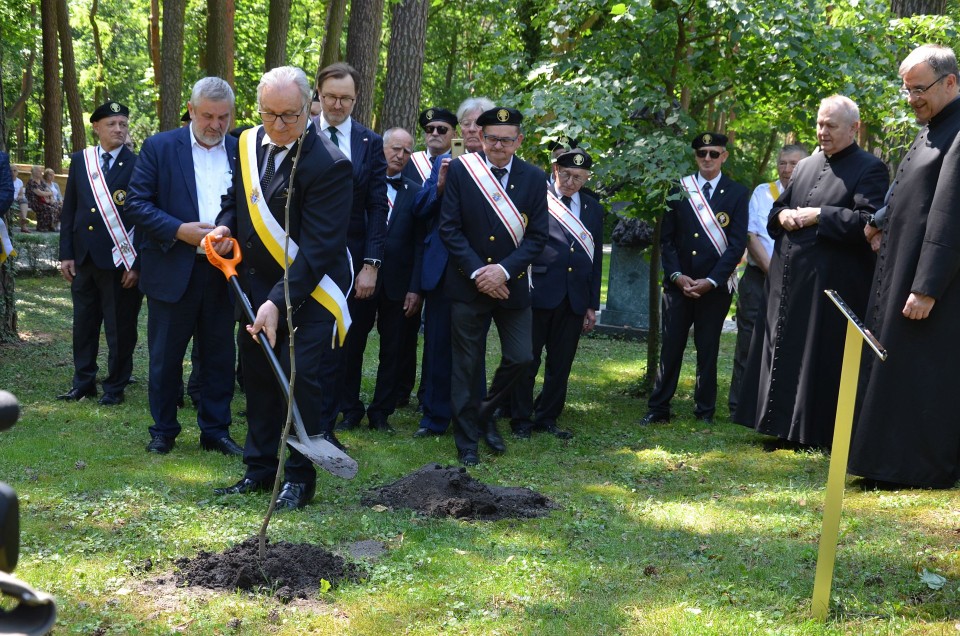 W Dworku Prezydenta RP w Ciechocinku posadzono drzewo...