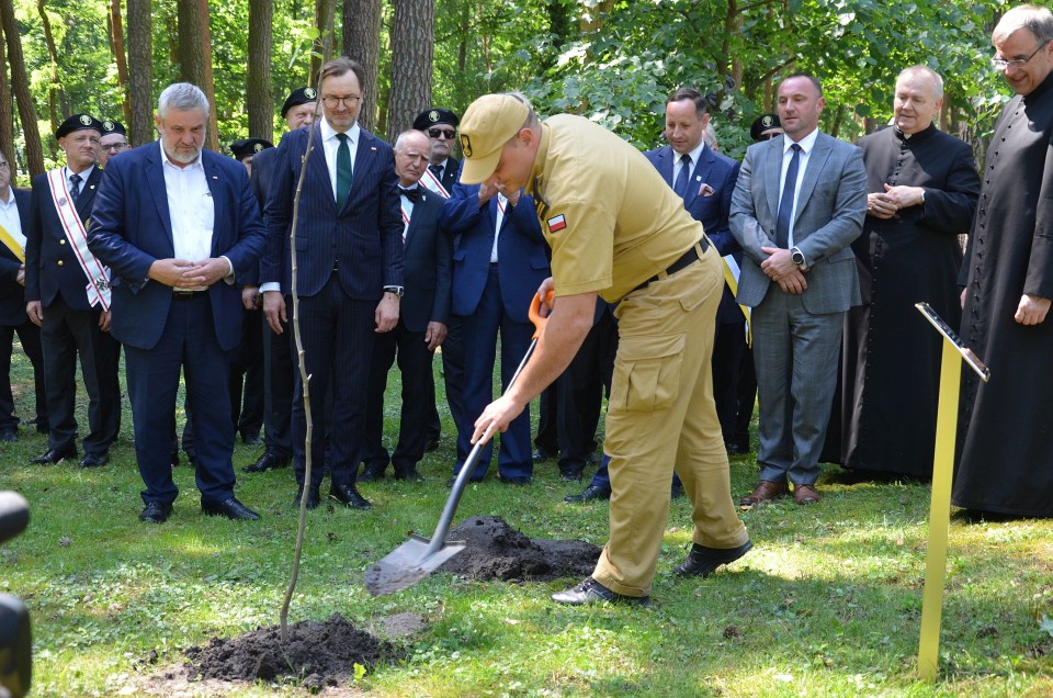 W Dworku Prezydenta RP w Ciechocinku posadzono drzewo...