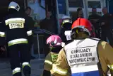 Starsi, schorowani, niepełnosprawni. Jak pomagać takim sąsiadom przy ewakuacji?