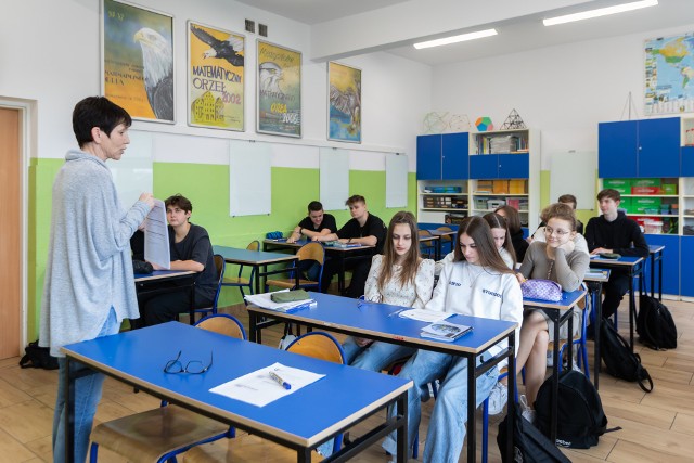 Uczniowie klasy VIII C z SP nr 32 w Bydgoszczy w ramach ćwiczeń rozwiązują tekst z matematyki. Fot. Arkadiusz Wojtasiewicz