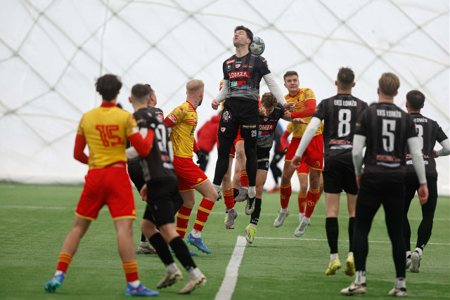 III liga piłkarska. ŁKS Łomża zagra z liderem już w piątek. W Suwałkach Derby Północy. Jagiellonia II na wyjeździe