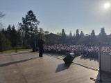 Tłumy na koncercie Jacka Szyłkowskiego w Ciechocinku. Pierwszy plenerowy występ w 2024. Zdjęcia