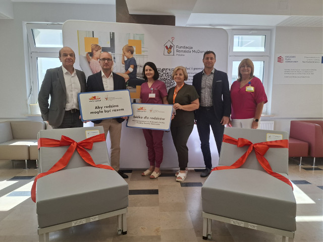 Dziecięcy Szpital Kliniczny w Białymstoku otrzymał dziewięć nowych łóżek dla rodziców dzięki Fundacji McDonald's