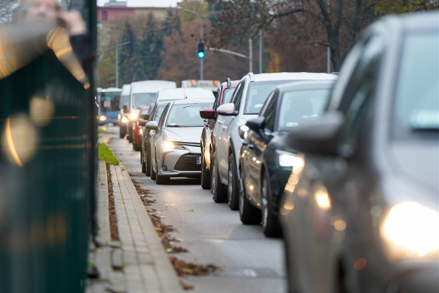 Cena ubezpieczenia OC spada. Nie wszyscy kierowcy zapłacą jednak mniej