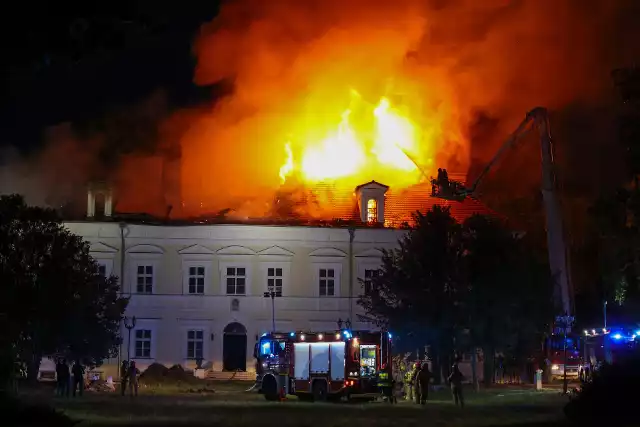 Pożar pałacu. Płomienie sięgały kilkunastu metrów