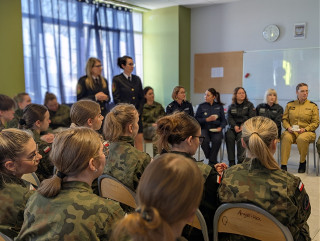 Funkcjonariuszki Straży Miejskiej w Białymstoku odwiedziły liceum mundurowe