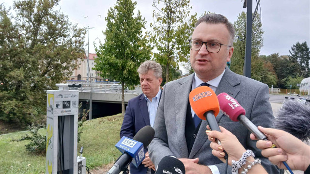 Konferencja zapowiadająca Europejski Tydzień Mobilności. Przez tydzień można dlużej za darmo jeździć BiKeRami. Na jedną ze stacji wrócił słupek z kluczami i rowerową pomkną