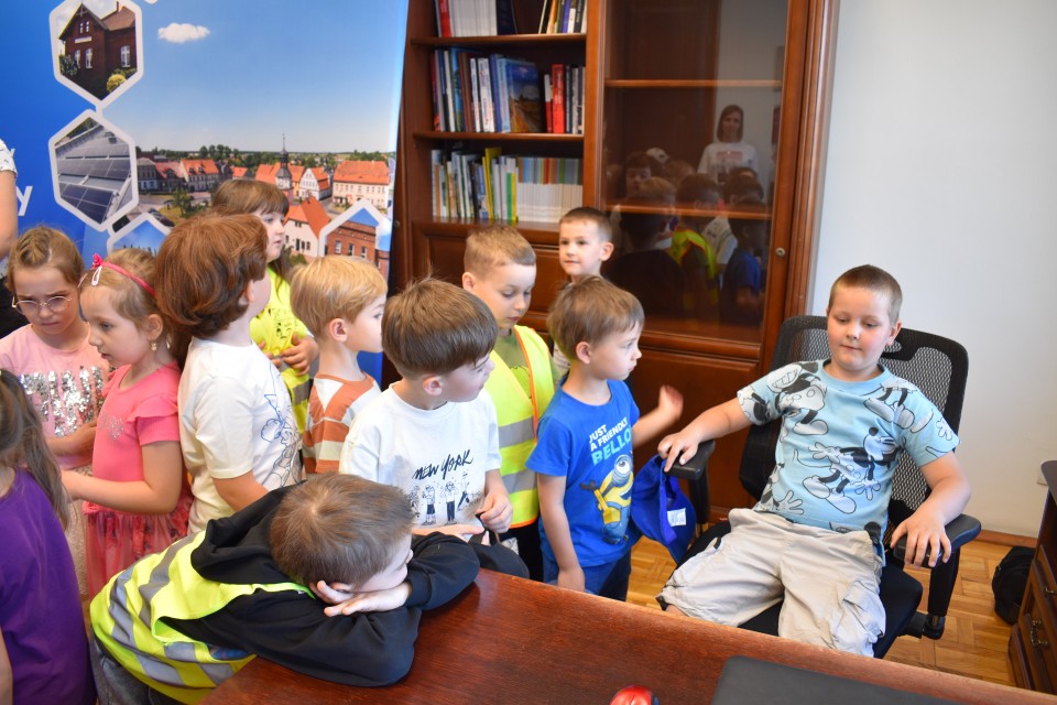 Urząd Miejski odwiedziły trzy grupy przedszkolaków:...