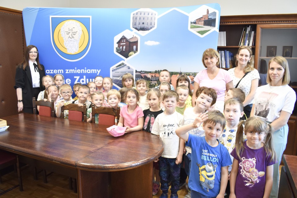 Urząd Miejski odwiedziły trzy grupy przedszkolaków:...