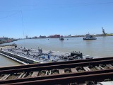 Barka uderzyła w most w Teksasie, powodując uszkodzenie konstrukcji. Do zatoki wyciekła ropa