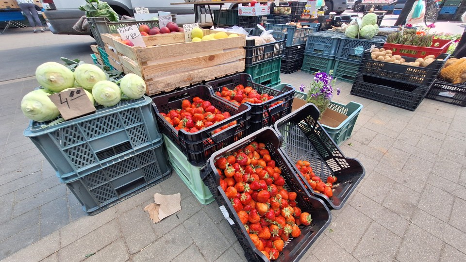Targowisko miejskie w Śremie pełne kupujących. Szukają truskawek, szparagów i sadzonek warzyw