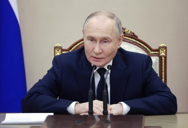 epa11342349 Russian President Vladimir Putin holds a meeting on development of Russia's military industrial complex at the Kremlin in Moscow, Russia, 15 May 2024. EPA/VYACHESLAV PROKOFYEV /SPUTNIK/KREMLIN POOL MANDATORY CREDIT Dostawca: PAP/EPA.