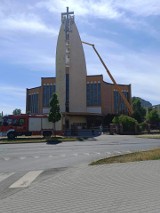 Pracownicy utknęli na podnośniku remontując kościół we Włocławku. Zdjęcia z akcji