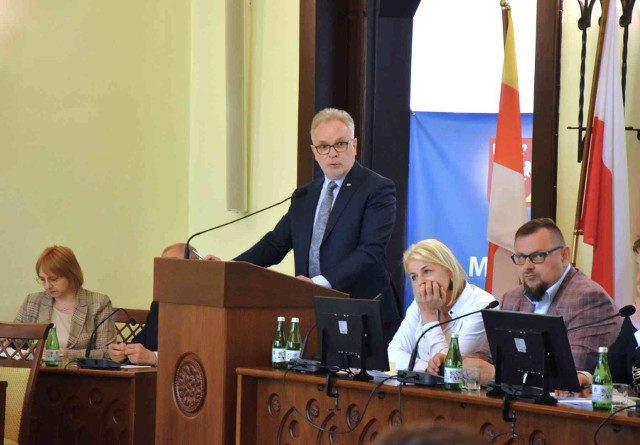 Podczas sesji Rady Miejskiej Inowrocławia radny Jacek Tarczewski (na mównicy) apelował o godne wynagrodzenie dla prezydenta