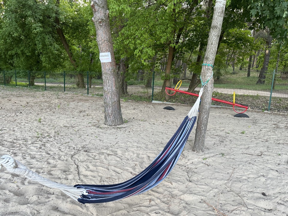 Odnowiony plac zabaw przy plaży miejskiej w Rudniku w...