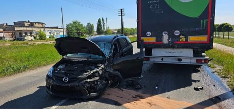 Wypadek samochodu osobowego z ciężarówką w Grudziądzu. Jedna osoba ranna