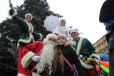 Świąteczni szczudlarze i kuglarze bawią dzieci na gorlickim rynku. Jest wesoło