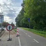 Konflikt rowerzystów i pieszych przez kuriozalne oznakowanie przy przystanku