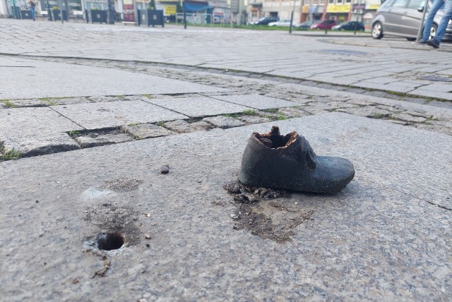Tylko metalowy but pozostał po żaczku, który witał przechodniów zmierzających z Rynku w Inowrocławiu na ul. Królowej Jadwigi