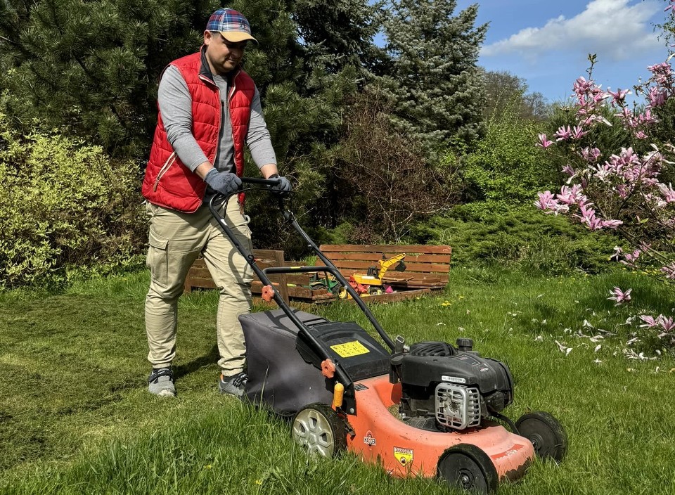 Maciej Góral relaksuje się podczas prac ogrodowych