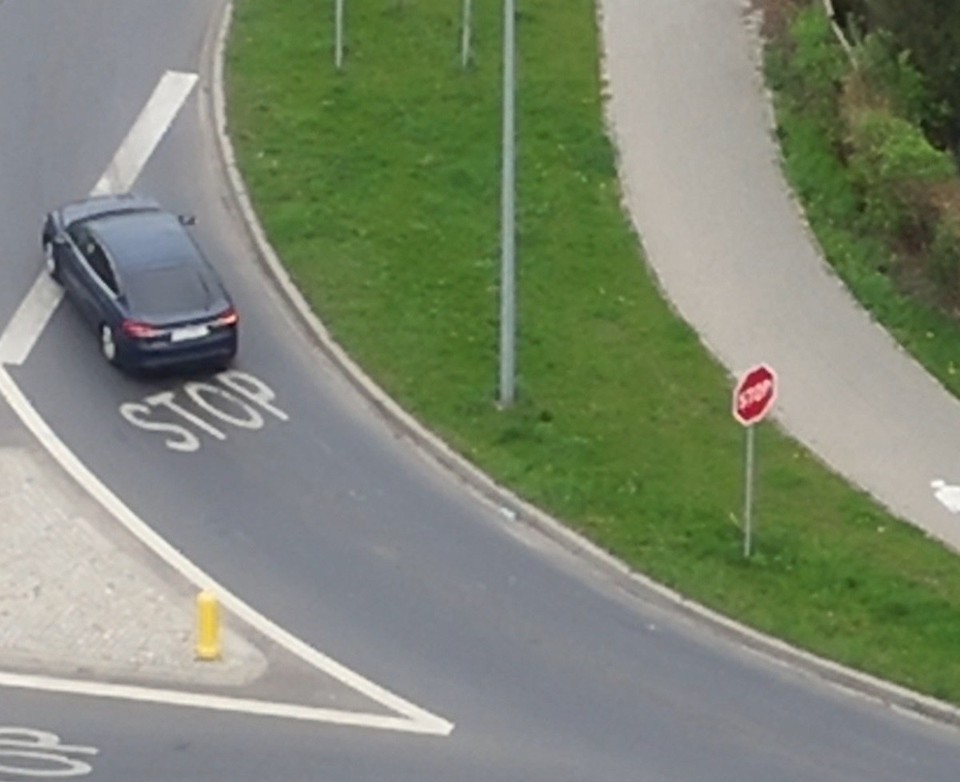 Kierowcy ignorujący znak STOP w Kruszynie zostali ukarani. Wideo
