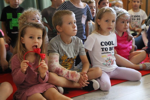 Ratownicy WOPR z Chełmna uczą dzieci bezpiecznych zachowań nad wodą