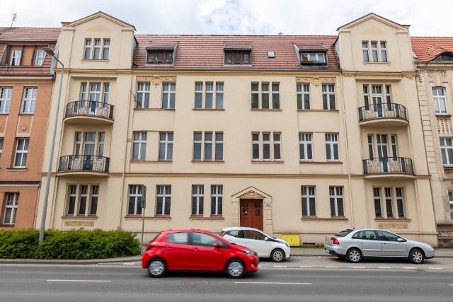 Pusta kamienica przy Grunwaldzkiej 5 w Bydgoszczy. O tym budynku zrobiło się głośno, tyle że mieszkania w nim nie są zasobem komunalnym.