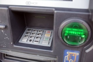Wypłacasz tak gotówkę z bankomatu? Możesz stracić swoje pieniądze!