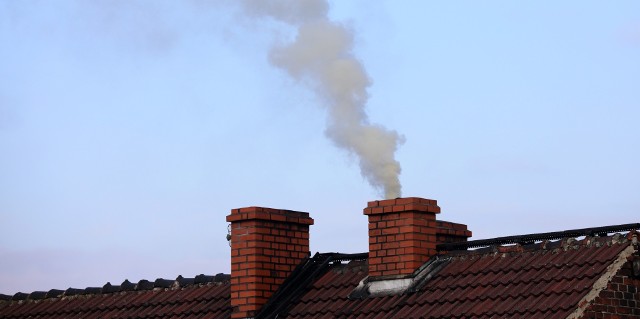 Co zanieczyszcza powietrze w Polsce? Główne źródło może cię zaskoczyć