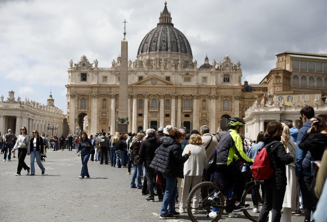 epa11302448 Tourists queue to enter St. Peter's Basilica in the Vatican, 26 April 2024. EPA/MASSIMO PERCOSSI Dostawca: PAP/EPA.
