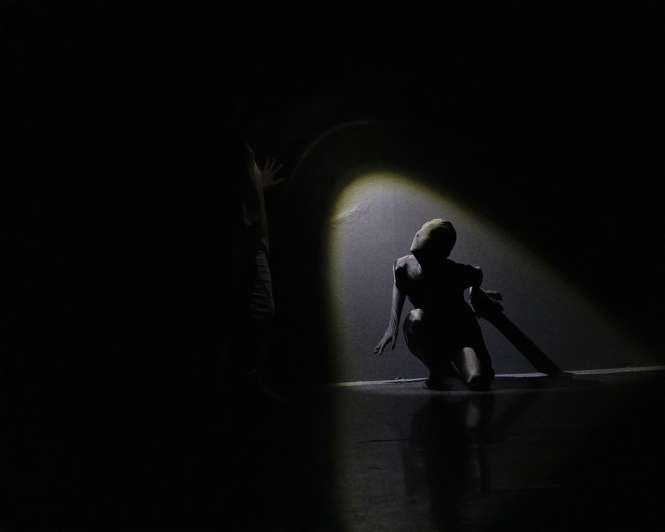 W 	ciemno, 	choreografia i taniec: Amanda Bou Kheir, Paulina...