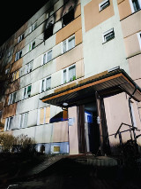 Pożar mieszkania w bloku w Łomży. Ewakuowano mieszkańców, dwie osoby poszkodowane