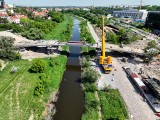 Nad Wartą w Poznaniu rosną dwie kładki. Zobacz, jak postępują prace na Mostach Berdychowskich. Mamy zdjęcia z drona!