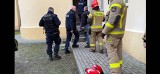 Niewybuch w piwnicy na ulicy Piekarskiej we Włocławku. Trwa interwencja służb. Zdjęcia, wideo 